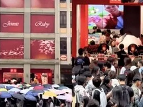 Cảnh tượng giành giật đồ Jennie ở MINISO: Khách xếp hàng dài 3 con đường, đội mưa chờ 6 tiếng