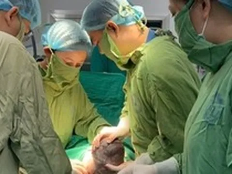 Em bé mang 'đôi cánh tí hon' chào đời diệu kỳ sau ca can thiệp từ bụng mẹ