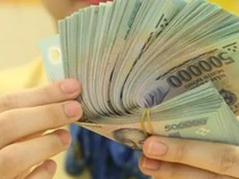 Tiếp tục hoàn thiện cơ chế tiền lương; xây dựng quy định mới về mức lương cơ sở, tăng lương hưu, trợ cấp; quản lý cán bộ, công chức, viên chức