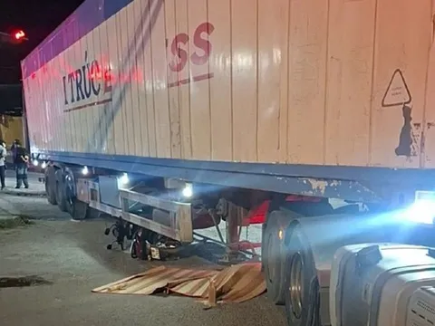 Hiện trường vụ va chạm với xe container, 2 người tử vong