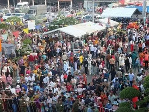 Biển Long Hải ken kín người dự lễ hội Dinh Cô