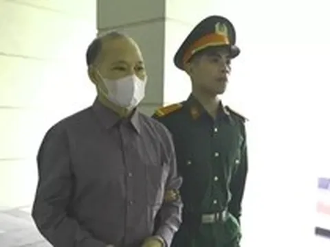 Cảnh dẫn giải cựu Thứ trưởng Hoàng Văn Thắng cùng đồng phạm đến tòa