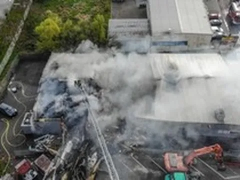 Cháy lớn như “nuốt chửng mọi thứ” tại quán bar, 750 khách tháo chạy hoảng loạn trong đêm