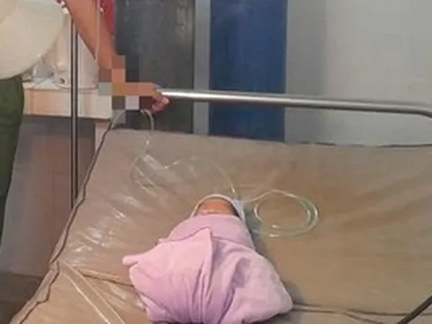 Phát hiện bé trai sơ sinh bị bỏ rơi, bàn tay trái có 6 ngón