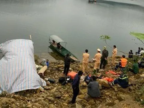 Lật thuyền đánh cá trên hồ thủy điện, con bơi được vào bờ, 2 vợ chồng mất tích