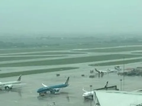 Mưa dông làm gián đoạn hoạt động nhiều sân bay miền Bắc