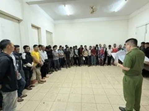 Cảnh sát bất ngờ đột kích hồ câu Lĩnh Đinh, đưa hàng chục"cần thủ" về trụ sở làm việc