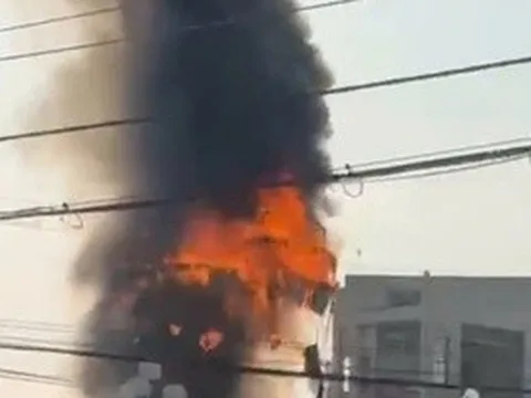 Cháy lớn tại vòng xoay ở Đồng Tháp khiến người dân hoảng sợ