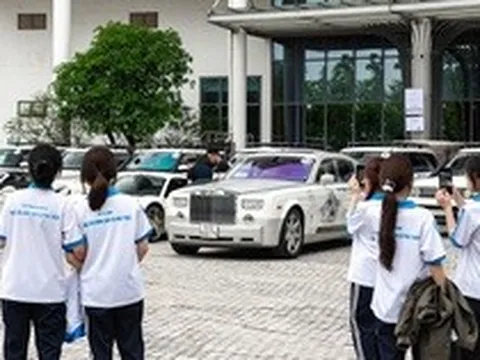 Sinh viên tại Hà Nội trầm trồ trước dàn Ferrari, Rolls-Royce và Range Rover của ông Đặng Lê Nguyên Vũ
