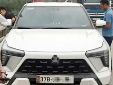 VIDEO: Người đàn ông lao xuống sông tìm kiếm cô gái trẻ nghi để lại ô tô nhảy cầu tự tử