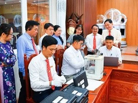 Xổ số Cần Thơ kiểm tra các quả banh quay số để khẳng định tính minh bạch