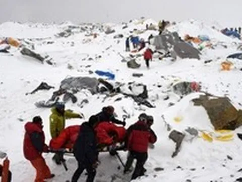 Truy tố đường dây đầu độc 4.782 nhà leo núi Everest để dàn dựng cứu hộ giả, thu lợi bất chính hơn 500 tỷ đồng