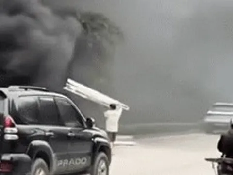 Danh tính người đàn ông đốt rác dưới chân cầu Thăng Long - Hà Nội, khói đen bốc mù mịt