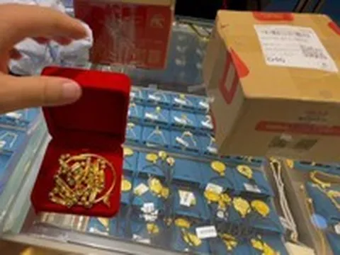 Phát hiện hơn 82 chỉ vàng trong 7 kiện hàng chuyển phát nhanh