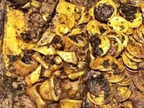 Đào sâu hơn 1m, 3 người đàn ông phát hiện hơn 20kg vàng liền báo chính quyền, được khen thưởng hơn 38 triệu đồng