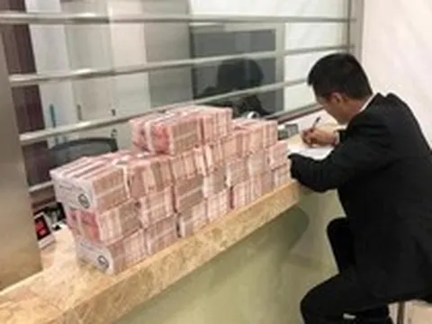 Khách yêu cầu tăng hạn mức chuyển khoản từ 19 tỷ lên 382 tỷ đồng/ngày, nghe giao dịch viên nói 1 câu liền rút toàn bộ tiền gửi tại ngân hàng