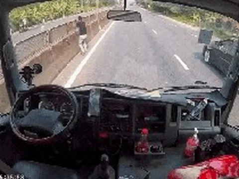 Clip: Tài xế bỏ xe, lao qua dải phân cách ôm chặt bé nhỏ giữa dòng xe container