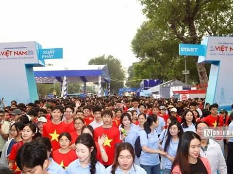 Hà Nội: Hàng nghìn người dân cùng đi bộ hưởng ứng Ngày Sức khoẻ toàn dân
