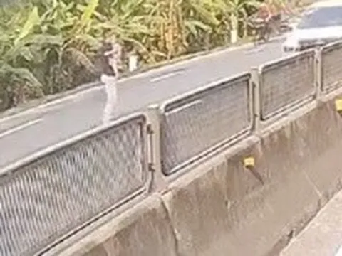 Tài xế dừng xe giữa quốc lộ cứu bé gái, CSGT lên tiếng