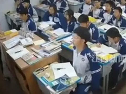 Tấm bảng đen bất ngờ đổ ụp xuống lưng cô giáo, phản ứng vô thức của 2 nam sinh CÁ BIỆT khiến cô giáo 4 năm sau vẫn khóc!