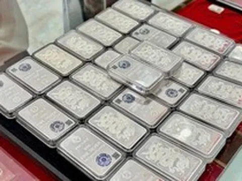 Pha sụt giảm mạnh của bạc: Người mừng, người lo