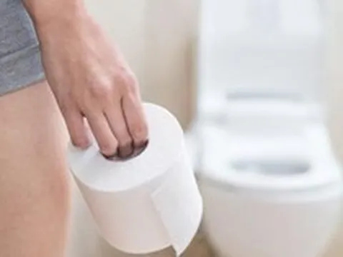 Ngồi xổm hay lót giấy cũng “vô dụng”? Sự thật về nhà vệ sinh công cộng khiến ai cũng giật mình