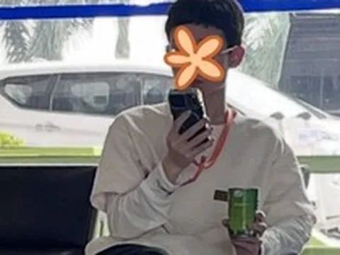Anh trai nước ngoài cầm lon giải khát ở sân bay Nội Bài, zoom cận thì hết hồn: "Là ai đã bán cho anh thứ này?"