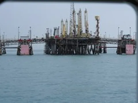 Tàu chở 1 triệu thùng dầu vừa di chuyển qua Hormuz, quốc gia láng giềng Iran đã giục khách khẩn trương chốt lịch vận chuyển thêm dầu