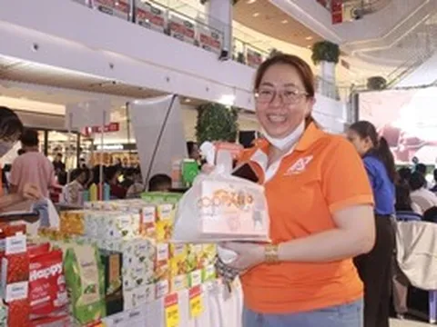 Khách tham quan hào hứng trải nghiệm sản phẩm mới tại gian hàng Saigon Co.op