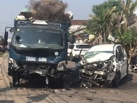 Xe tải và xe con tông nhau ở Đà Nẵng, 1 phụ nữ tử vong