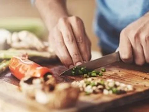 Ngừng ngay việc thái những thực phẩm này trên thớt gỗ, rất nhiều người Việt làm sai