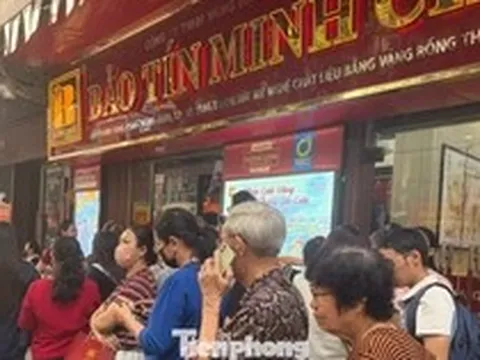 Cửa hàng Bảo Tín Minh Châu tấp nập khách mua vàng