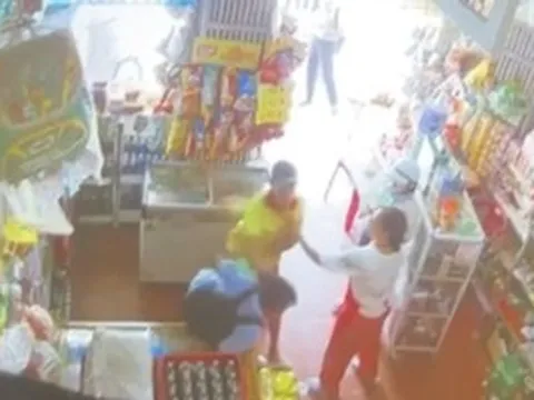 Nam sinh bị người đàn ông đánh tới tấp tại quầy tạp hóa