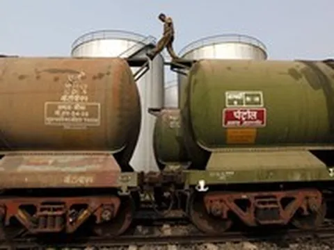 Vừa đón tàu dầu Nga, Ấn Độ lại chuẩn bị nhận thêm 12 triệu thùng dầu mới cập bến, không phải từ Mỹ hay Iran