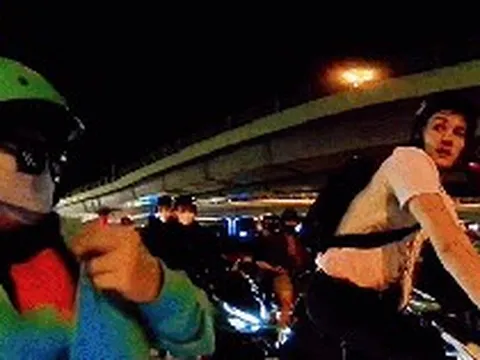 Đã shipper Việt Nam rồi còn gặp khách Tây: 2 hệ tư tưởng này mà gặp nhau thì ai chịu nổi!