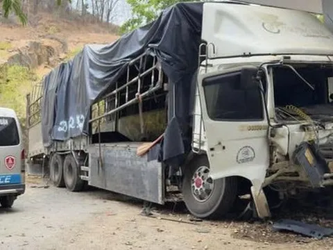 Xe tải bất ngờ lao xuống vực sâu, 3 người tử vong