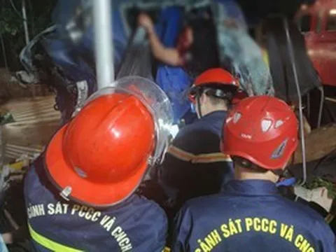 Xe tải tông tường nhà dân, đôi nam nữ mắc kẹt trong cabin