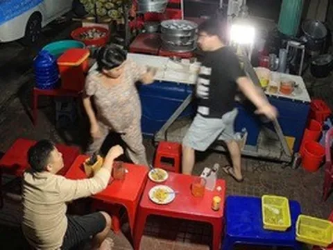 CLIP: Phẫn nộ cảnh thanh niên đánh cụ bà đang phục vụ tại quán ăn khuya