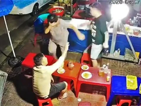 Công an vào cuộc vụ thanh niên đánh cụ bà trong quán ăn khuya ở Gia Lai