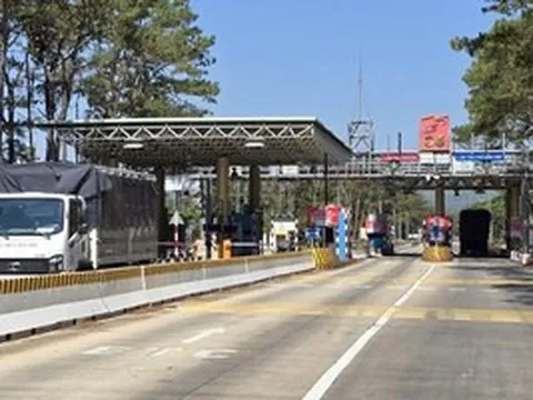 Trạm BOT cạnh trụ sở xã, có cán bộ đi làm đóng phí hơn 3,5 triệu/tháng