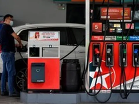 Phụ thuộc dầu Trung Đông cao nhất ASEAN, láng giềng Việt Nam đang bán nhiên liệu gần 100.000 đồng/lít