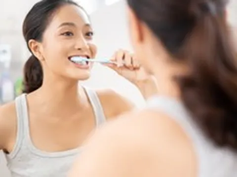 Đi ngủ mà không đánh răng hay sáng dậy không đánh răng có hại hơn?