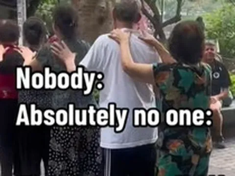 Khách Tây ở Việt Nam phải dậy lúc 5h sáng ra đường để chứng kiến điều hiếm thấy trên thế giới