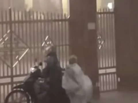 Đoạn video chiếc áo mưa rơi giữa giông bão khiến cư dân mạng Việt Nam xuýt xoa: Cả tuổi thơ chỉ mong có cảm giác này!