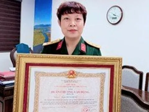 Nữ NSƯT mang hàm Thượng tá vừa nhận Huân chương Lao động hạng Ba là ai?
