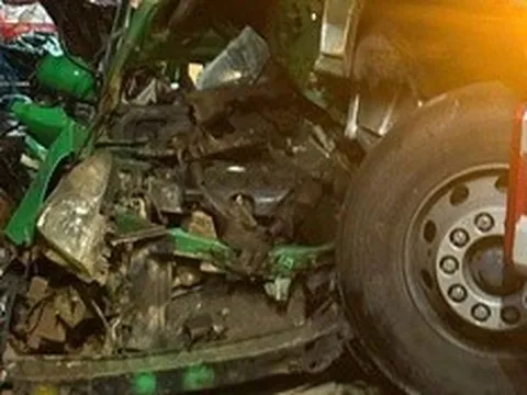 Va chạm kinh hoàng với xe tải, taxi bị vò nát, tài xế tử vong thương tâm
