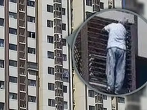 Mắc kẹt trong phòng, cụ bà 89 tuổi “đu tường” từ tầng 27 gây bão mạng