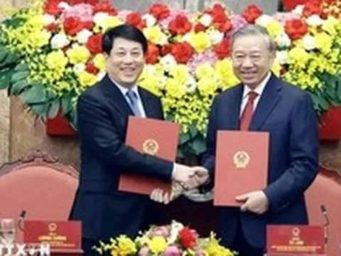 Bàn giao công tác giữa Tổng Bí thư, Chủ tịch nước Tô Lâm và nguyên Chủ tịch nước Lương Cường