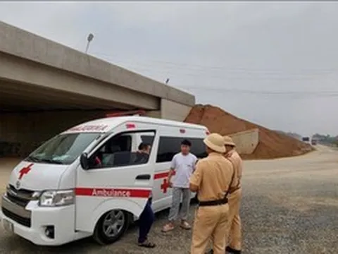 Bố giao xe cứu thương cho con trai chưa có giấy phép lái xe điều khiển