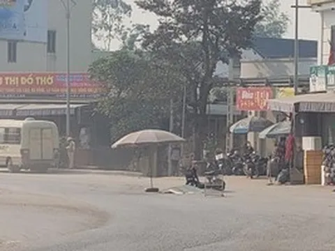 Xe máy điện va chạm xe ô tô phục vụ tang lễ, 1 người tử vong